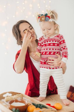 Anne ve çocuk kızı hazırlama hamur, fırında kurabiye 