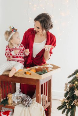 Anne ve çocuk kızı hazırlama hamur, fırında kurabiye 