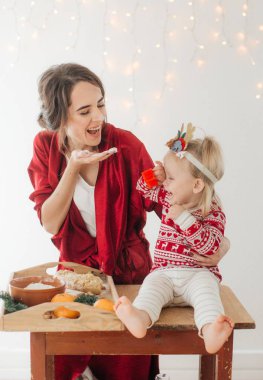 Anne ve çocuk kızı hazırlama hamur, fırında kurabiye 