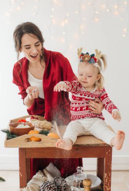 Anne ve çocuk kızı hazırlama hamur, fırında kurabiye 