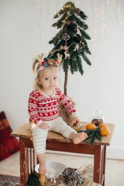 Noel ağacının yakınında güzel küçük bir kız  