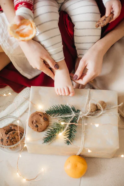 Carino Bambina Madre Posa Interni Natale Con Regalo — Foto Stock