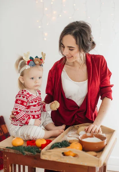 Anne ve çocuk kızı hazırlama hamur, fırında kurabiye 