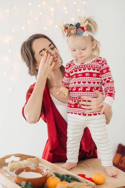 Anne ve çocuk kızı hazırlama hamur, fırında kurabiye 