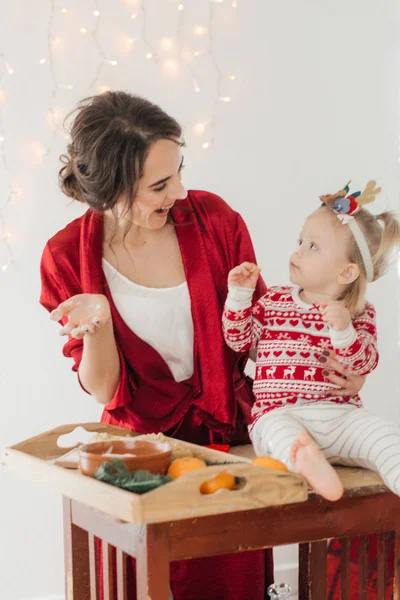 Anne ve çocuk kızı hazırlama hamur, fırında kurabiye 