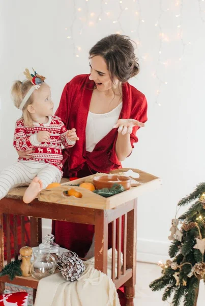 Anne ve çocuk kızı hazırlama hamur, fırında kurabiye 