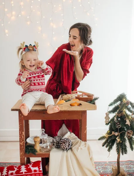 Anne ve çocuk kızı hazırlama hamur, fırında kurabiye 