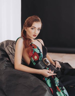 Tulum giymiş poz güzel genç kadın