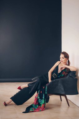 Tulum giymiş poz güzel genç kadın