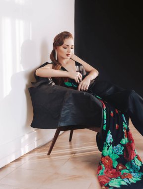 Tulum giymiş poz güzel genç kadın