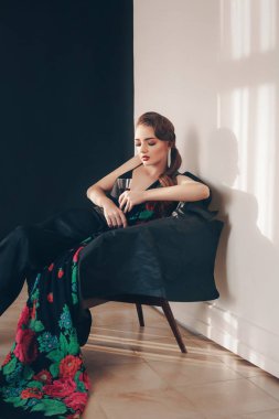 Tulum giymiş poz güzel genç kadın