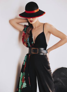 Tulum giymiş poz güzel genç kadın