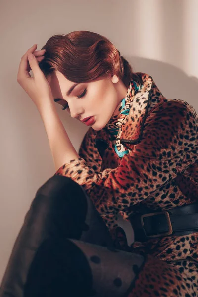 Bella Giovane Donna Posa Cappotto Leopardo — Foto Stock