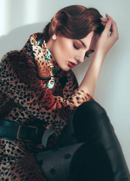 Bella Giovane Donna Posa Cappotto Leopardo — Foto Stock