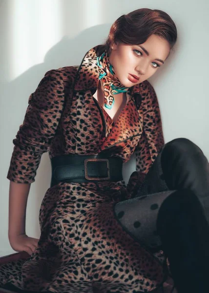 Frumos Tanara Femeie Pozand Haina Leopard — Fotografie, imagine de stoc