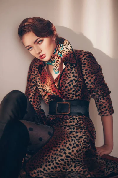 Wanita Muda Cantik Berpose Dalam Mantel Macan Tutul — Stok Foto