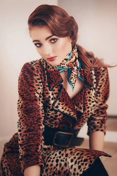 Beautiful Young Woman Posing Leopard Coat — Stock Photo, Image