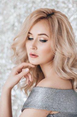 Elbiseyle poz güzel genç, sarışın kadın