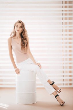 Beyaz pantolon poz güzel genç kadın