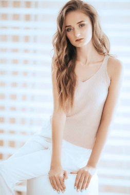 Beyaz pantolon poz güzel genç kadın