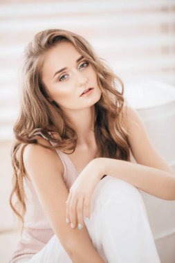 Beyaz pantolon poz güzel genç kadın