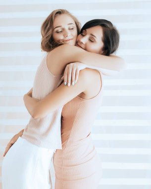 Güzel anne ve kızı stüdyoda poz  