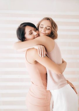 Güzel anne ve kızı stüdyoda poz  