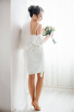 Beyaz düğün elbise poz içinde güzel genç gelin 