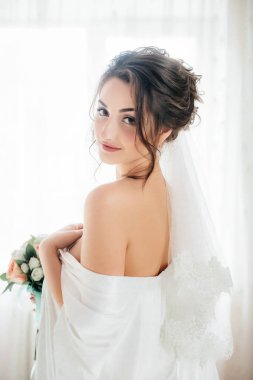 Beyaz düğün elbise poz içinde güzel genç gelin 