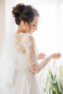 Beyaz düğün elbise poz içinde güzel genç gelin 