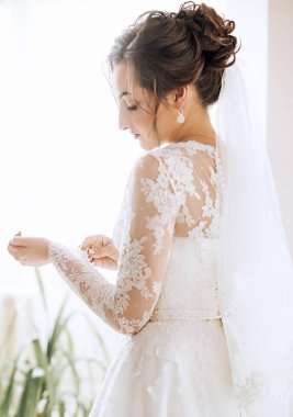 Beyaz düğün elbise poz içinde güzel genç gelin 