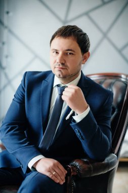 Yakışıklı damat gülümseyen ve gelin için bekliyor. Mutlu gülümseyen damat yeni evli.  