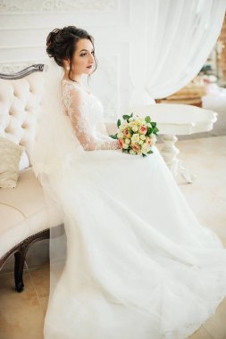 Beyaz düğün elbise poz içinde güzel genç gelin 