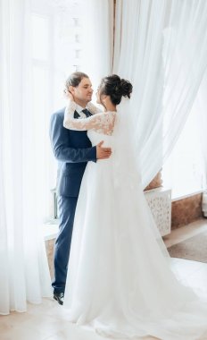 güzel ve genç gelin ve damat odasında poz 