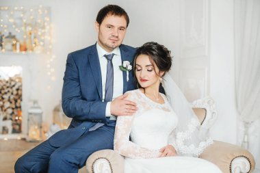 güzel ve genç gelin ve damat odasında poz 