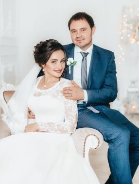 güzel ve genç gelin ve damat odasında poz 