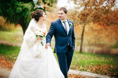 Gelin ve damat onların düğün günü Park  