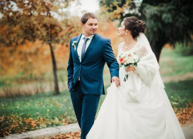 Gelin ve damat onların düğün günü Park  