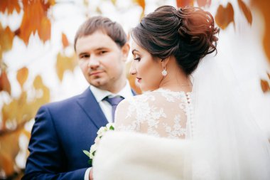 Gelin ve damat onların düğün günü Park  