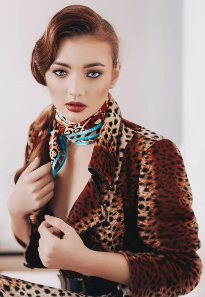 Bella Giovane Donna Posa Cappotto Leopardo — Foto Stock