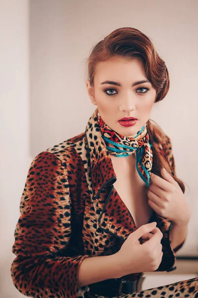 Bella Giovane Donna Posa Cappotto Leopardo — Foto Stock