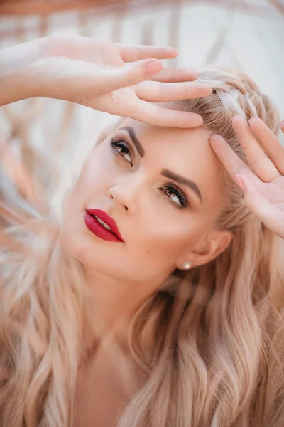 Vacker Ung Blond Kvinna Poserar — Stockfoto