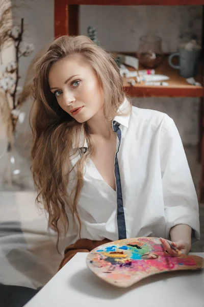 Vacker Ung Kvinna Poserar Vit Blus — Stockfoto