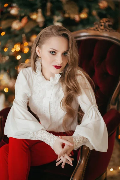 Beyaz Bluz Poz Güzel Genç Kadın — Stok fotoğraf