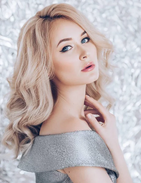 Vacker Ung Blond Kvinna Poserar Klänning — Stockfoto