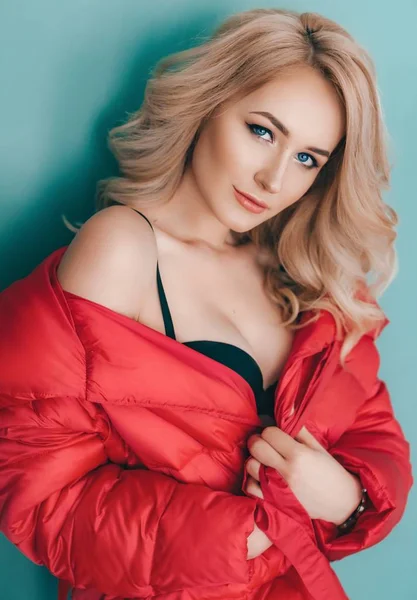 Retrato Una Hermosa Joven Rubia Con Maquillaje Ropa Moda — Foto de Stock