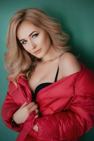 Portret Pięknej Młodej Kobiety Blondynka Makijaż Moda Ubrania — Zdjęcie stockowe