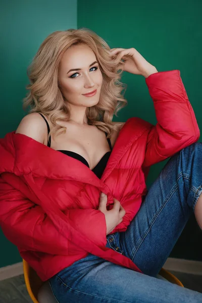 Портрет Красивой Молодой Блондинки Макияжем Модной Одежде — стоковое фото