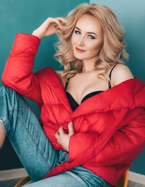 Portret Van Mooie Jonge Blonde Vrouw Met Make Mode Kleding — Stockfoto