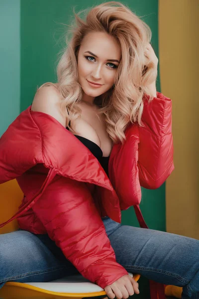 Retrato Una Hermosa Joven Rubia Con Maquillaje Ropa Moda —  Fotos de Stock